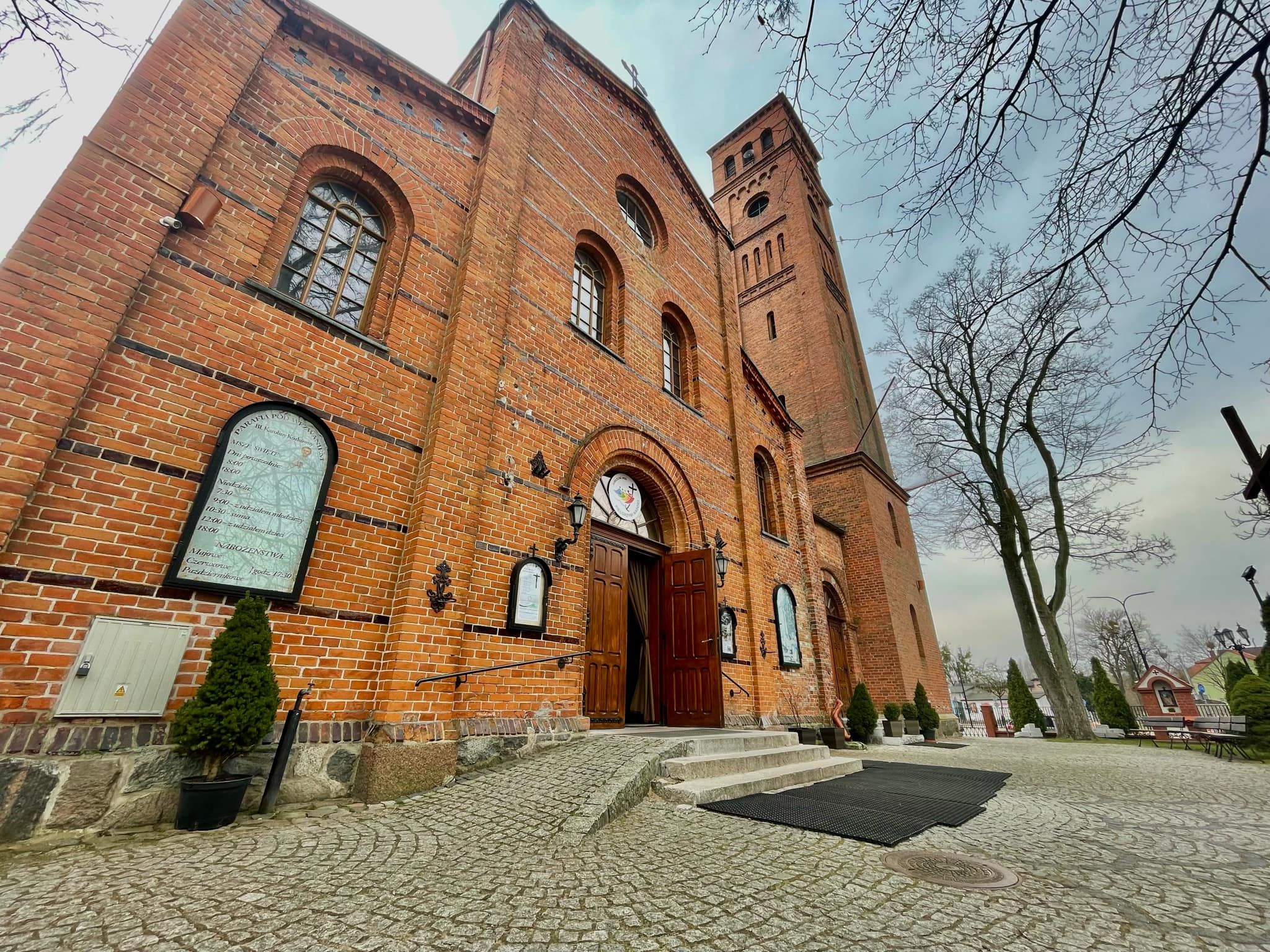  Kościół z zewnątrz 